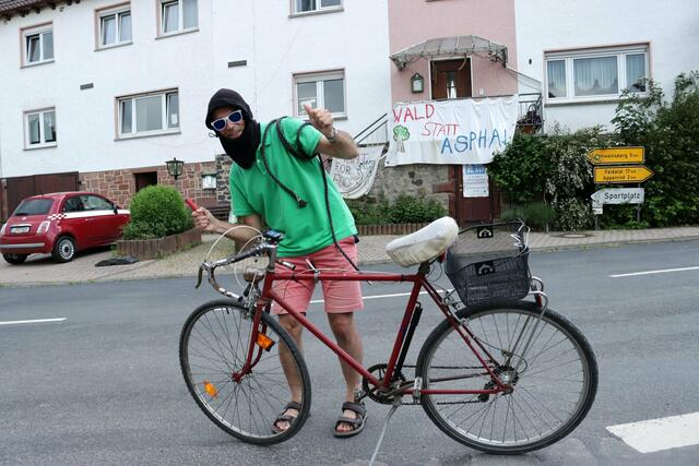 Danny Danger in Dannenrod. Ein unfreundlicher Anwohner hat ihn vom Gehweg vertrieben.