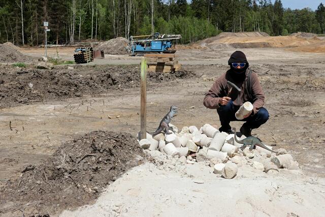 Danny Danger sucht in den Bohrkernen nach Fossilien