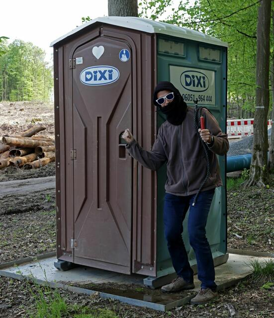 Danny Danger hat ein Dixi entdeckt. Das muss besetzt werden.