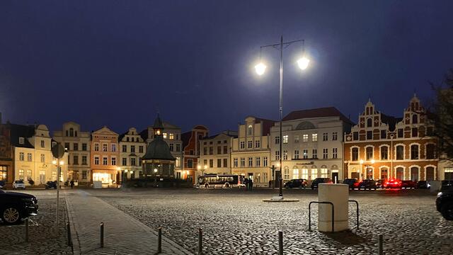 Die Dämmerung taucht den Marktplatz in blaues Licht. Foto: Helmut Kuzina