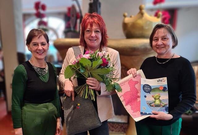 Heidi Mayr ist das Gesicht der vhs in Königsbrunn und wurde für ihr 25-jähriges Engagement von Susanne Gribl, Geschäftsleitung der vhs Augsburger Land, und Dr. Susanne Kuffer, pädagogische Leitung, geehrt.