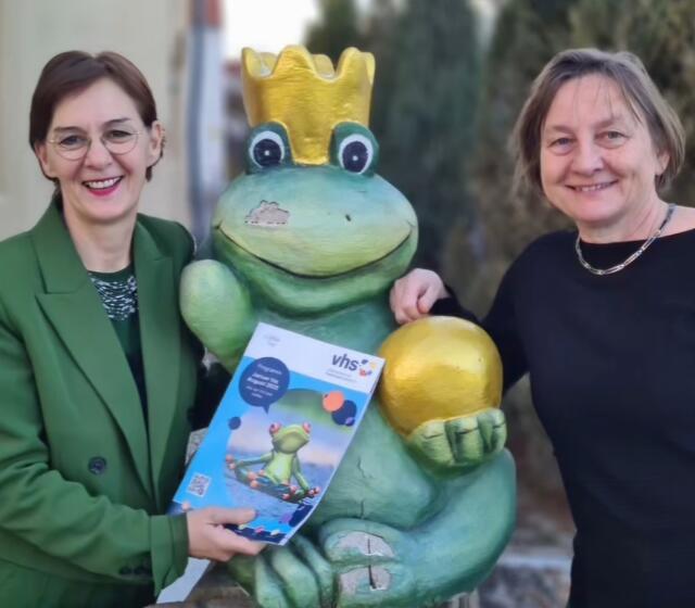 Susanne Gribl und Dr. Susanne Kuffer, die Doppelspitze der vhs Augsburger Land e. V., präsentieren das neue Programm.