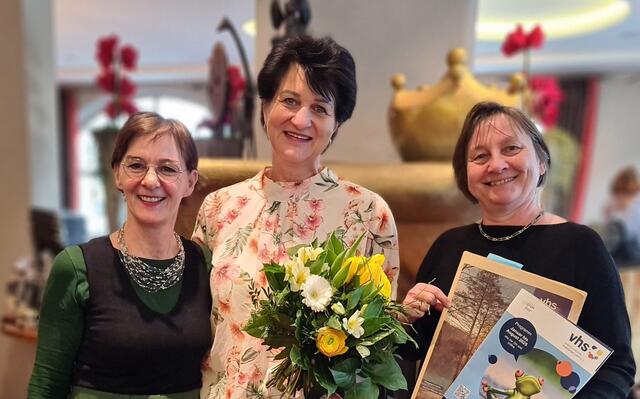 Sabine Müller wurde nach 23 Jahren von der vhs Augsburger Land e. V. und der vhs in Mittelneufnach verabschiedet.