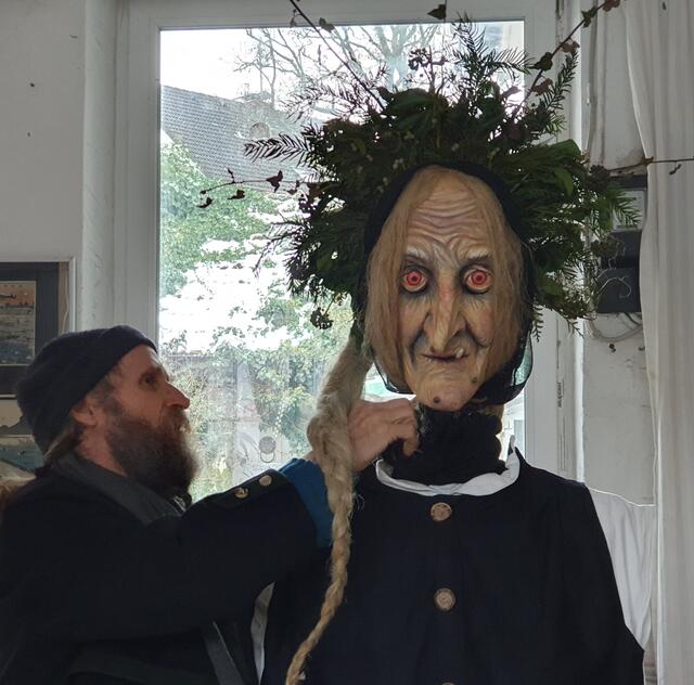 Fotos Jutta Lewerenz, Förderverein Maskenmuseum,. Christian Schweiger, Bildhauer und Gestalter der Perchta-figur legt letzte Hand an.