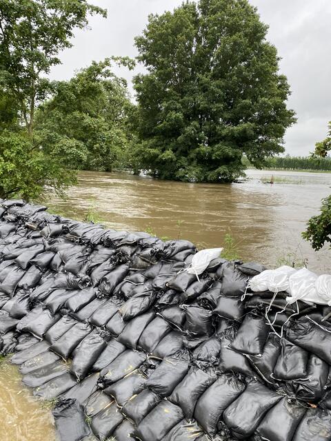 Notdürftige Sandsackbarrieren wurden errichtet | Foto: Gemeinde Nordendorf