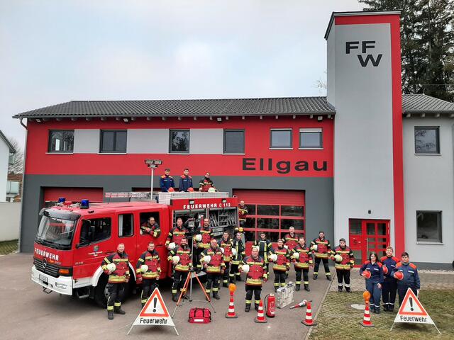 Die Freiwillige Feuerwehr wurde mit neuer Schutzkleidung ausgestattet. | Foto: Christine Gumpp