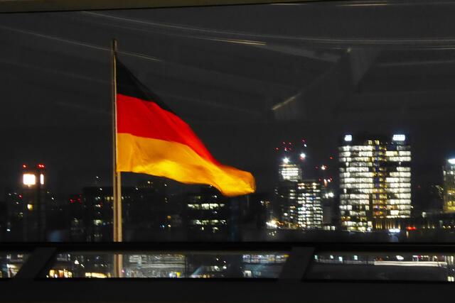 Blick ins abendliche Berlin aus der Glaskuppel am 16.01.2025.