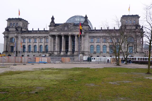 Das frühere Reichstagsgebäude wurde 1995 bis 1999 mit der begehbaren gläsernen Kuppel grundlegend umgestaltet. Seit 1999 tagt der Deutsche Bundestag im Gebäude.
