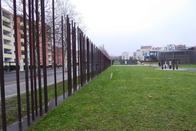Der Verlauf der früheren Grenzmauer ist hier an der Gedenkstätte Bernauer Straße mit Metallstäben gekennzeichnet. 