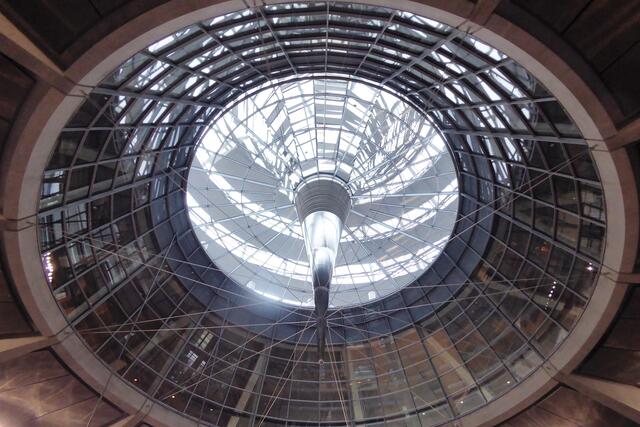 Blick zur begehbaren Glaskuppel.