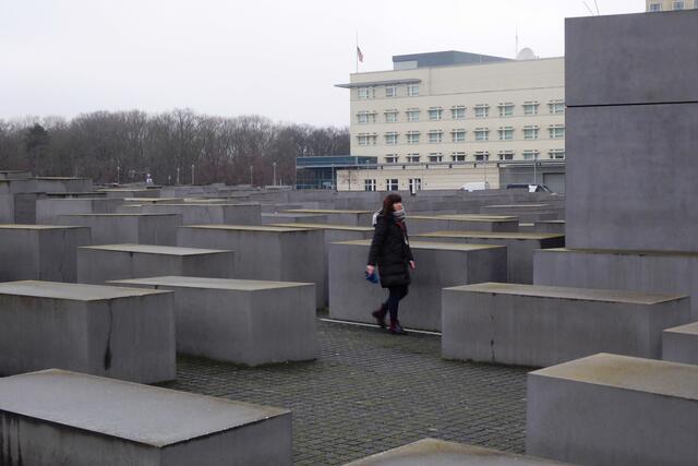 Das Denkmal für die ermordeten Juden Europas, kurz Holocaust-Mahnmal, erinnert an die rund sechs Millionen Juden, die unter der Herrschaft Adolf Hitlers und der Nationalsozialisten ermordet wurden. Im Hintergrund ist die amerikanische Botschaft mit der Flagge auf halbmast in Gedenken an den am 29. Dezember 2024 gestorbenen früheren Präsidenten Jimmy Carter zu sehen.