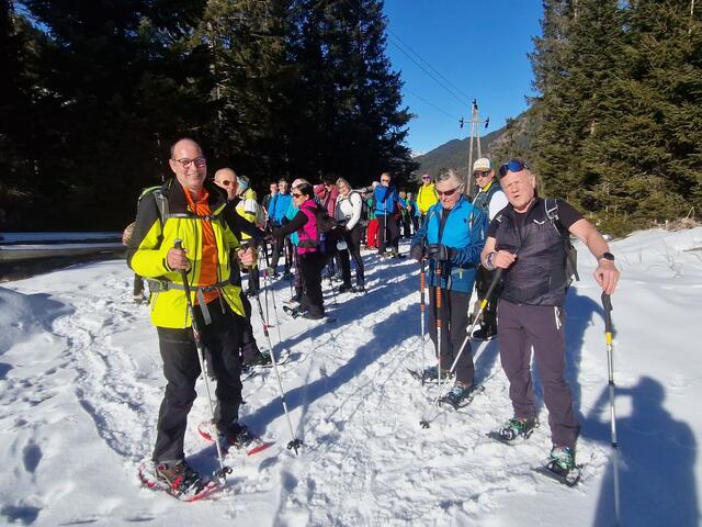 Ein ganz besonderes Erlebnis sind die Schneeschuhwanderungen in den Tiroler Bergen, die die Abteilung Alpin in der Saison 2025 an zwei Samstagen gemeinsam mit den Skikursen anbot. Hier die Gruppe auf dem Weg von Rinnen nach Brand.