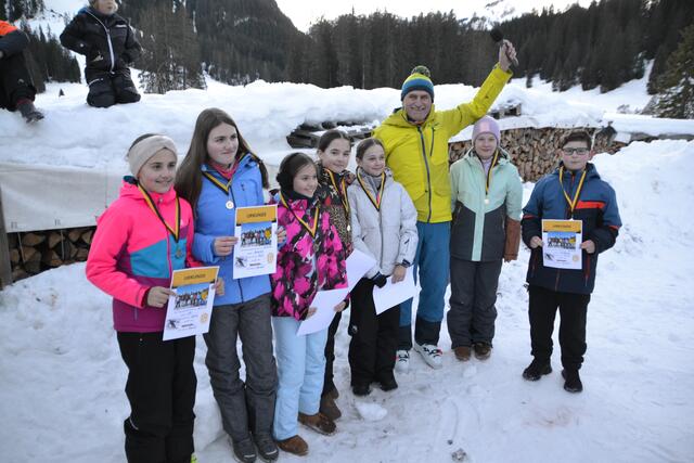 Bei der Siegerehrung am dritten Tag durften die Teilnehmer stolz ihre Urkunden, Medaillen und das kleine Präsent zeigen.