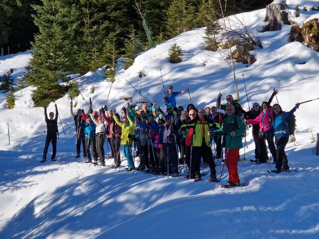 Ein ganz besonderes Erlebnis sind die Schneeschuhwanderungen in den Tiroler Bergen, die die Abteilung Alpin in der Saison 2025 an zwei Samstagen gemeinsam mit den Skikursen anbot. Hier die Gruppe auf dem Weg von Rinnen nach Brand.