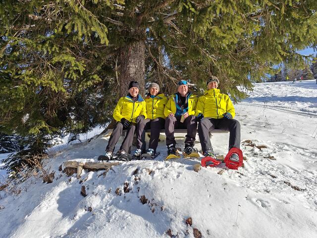 Geführt werden die Schneeschuhwanderer von einem Stab an erfahrenen Schneeschuh-Guides, hier Werner Mayershofer, Karin Alt, Klaus Schauppel und Rolland Paucker.