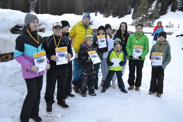 Bei der Siegerehrung am dritten Tag durften die Teilnehmer stolz ihre Urkunden, Medaillen und das kleine Präsent zeigen.