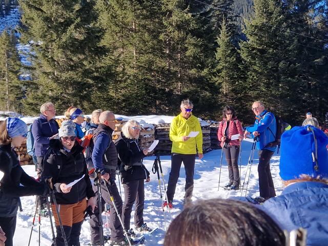 Ein ganz besonderes Erlebnis sind die Schneeschuhwanderungen in den Tiroler Bergen, die die Abteilung Alpin in der Saison 2025 an zwei Samstagen gemeinsam mit den Skikursen anbot. Hier die Gruppe beim gemeinsamen Singen des "Schneeschuhwanderliedes".
