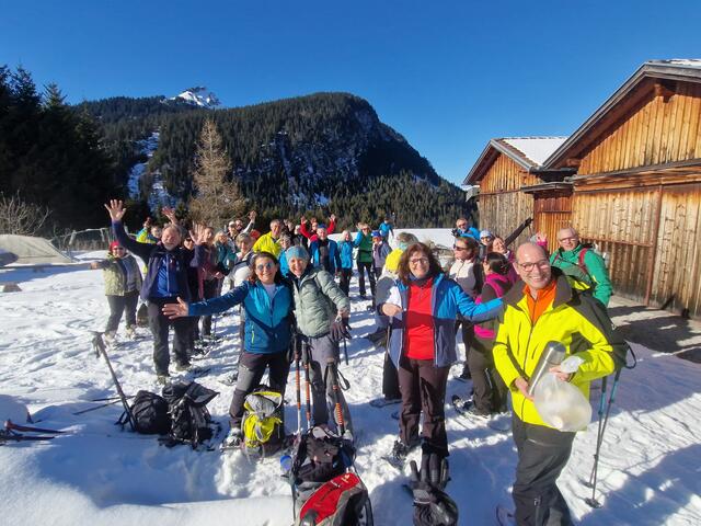 Ein ganz besonderes Erlebnis sind die Schneeschuhwanderungen in den Tiroler Bergen, die die Abteilung Alpin in der Saison 2025 an zwei Samstagen gemeinsam mit den Skikursen anbot. Hier die Gruppe auf dem Weg von Rinnen nach Brand.