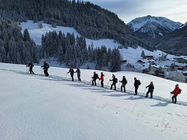 Ein ganz besonderes Erlebnis sind die Schneeschuhwanderungen in den Tiroler Bergen, die die Abteilung Alpin in der Saison 2025 an zwei Samstagen gemeinsam mit den Skikursen anbot. Hier die Gruppe auf dem Weg von Rinnen nach Brand.