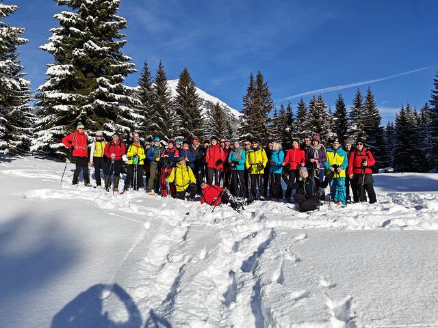 Ein ganz besonderes Erlebnis sind die Schneeschuhwanderungen in den Tiroler Bergen, die die Abteilung Alpin in der Saison 2025 an zwei Samstagen gemeinsam mit den Skikursen anbot. Hier die Gruppe auf dem Weg von Rinnen nach Brand.