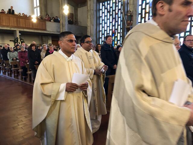 Foto: Beim Einzug in die Kirche Christkönig in Nordendorf.