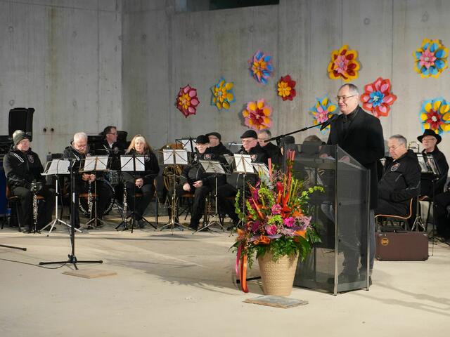Michael Wörle, Erster Bürgermeister, eröffnet das Richtfest mit musikalischer Begleitung duch die Stadtkapelle Gersthofen. | Foto: Stadt Gersthofen (Kai Schwarz)