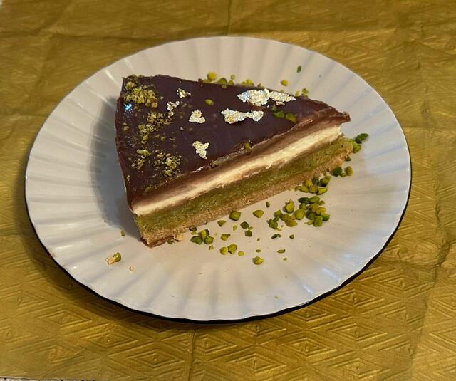 Eiscafé Tutti Frutti Friedberg/Bayern - In der Saison 2025 werden die Gaumen der Gäste mit der hausgemachten "Dubai-Torte" verwöhnt  | Foto: FSeventfoto