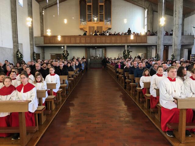 Foto: Blick vom Altarraum aus in das volle Gotteshaus.