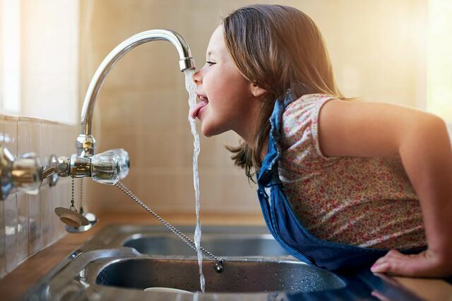 Für ökologisch denkende Hausbesitzer ist die Aufbereitung des Dachablaufwassers zu Trinkwasser eine Lösung in Richtung Unabhängigkeit vom Wasserversorger.  | Foto: PeopleImages/istockphoto.com/akz-o