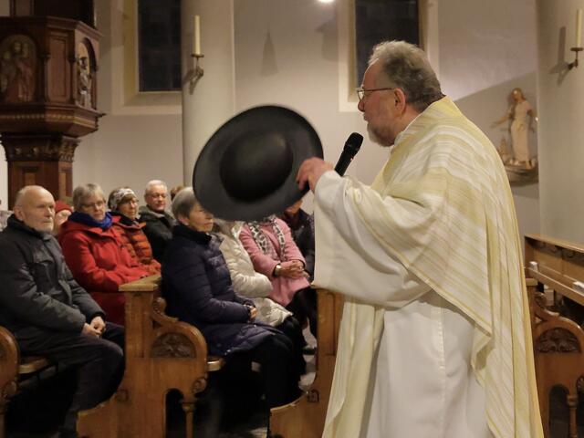 Pater Rüdiger Kiefer verstärkt seit Kurzem das Pastoralteam von St. Jakob. Er predigte über den Hut Vinzenz Pallottis.   | Foto: Achim Lüders