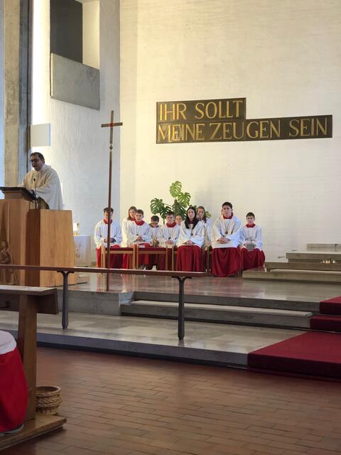 Foto: Kaplan Sanoj begrüßt die zahlreichen Mitfeiernden beim Festgottesdienst.