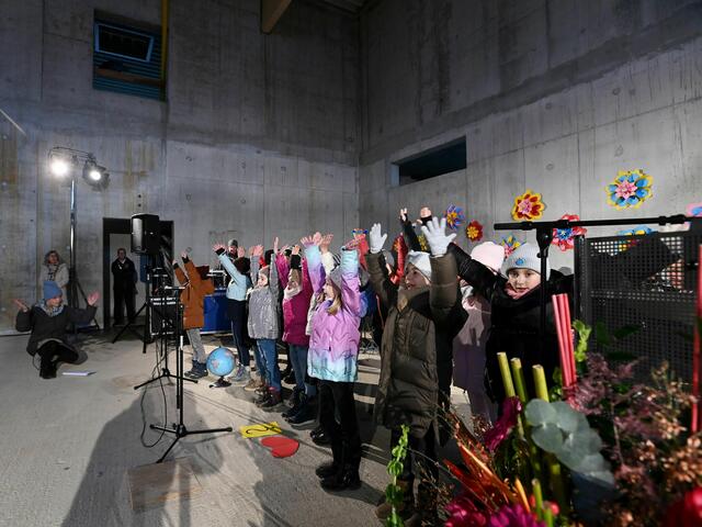 Die Kinder der Klasse 2a singen zum Richtfest das Kinderlied „Schule ist mehr“. | Foto: Marcus Merk