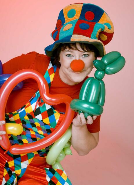Eiscafé Tutti Frutti Friedberg/Bayern - Zum Start in die Saison 2025 kommt am 1. März 2025 um 14.00 Uhr Zauberclown Yvonne Schultes nach Friedberg | Foto: MAGIC - FANTASY - EVENTS  Veranstaltungsservice 