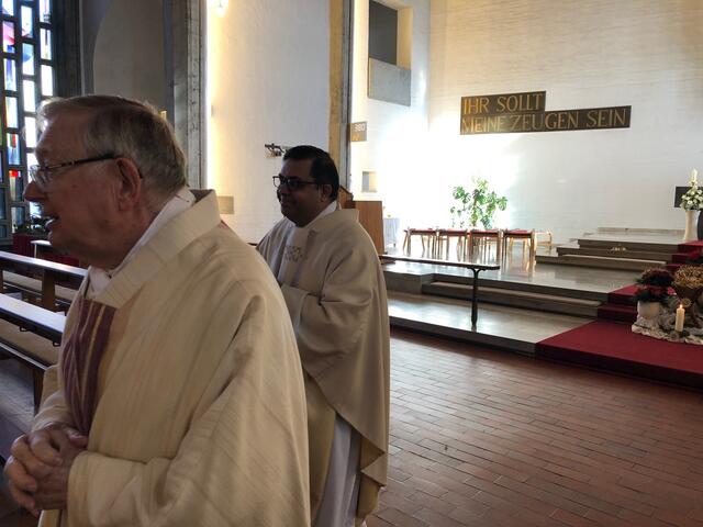Foto: Auszug am Ende der Eucharistiefeier.