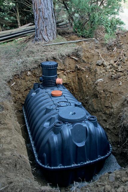 Dank geringem Gewicht und flachem Aufbau kann so ein Erdspeicher mit ein wenig Geschick und ganz ohne schweres Gerät auch selbst eingebaut werden. | Foto: Intewa/akz-o