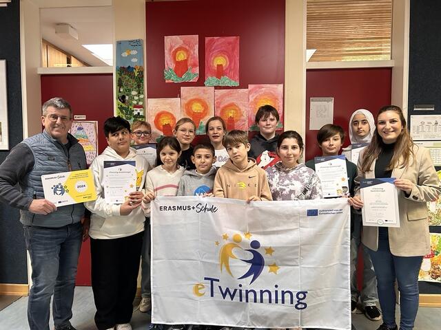 Die ehemalige Klasse 4A mit Schulleiter Volker Schmidt und Lehrerin Kübra Akbulut | Foto: Kübra Akbulut