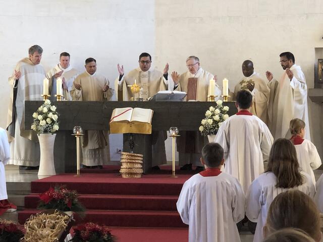 Foto: Am Altar v.l.n.r.: Pfarrer Bernd Rochna, Diakon Michael Ey, Pfarrer Norman D´Souza, Kaplan Sanoj, Prälat i.R. Dr. Dietmar Bernt, Kaplan Solomon, Kaplan Tony.