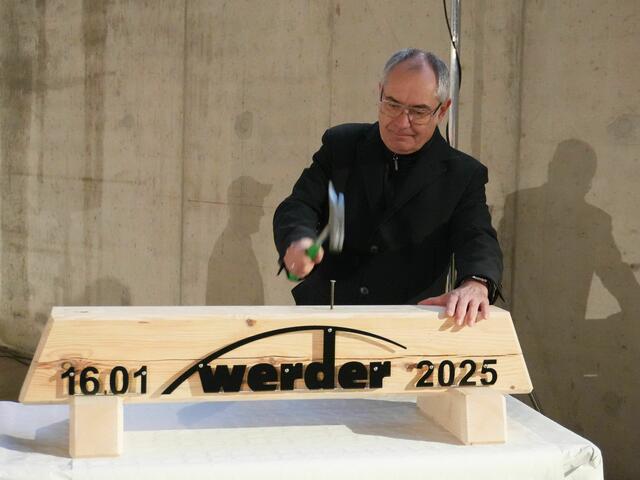Michael Wörle, Erster Bürgermeister, schläg symolisch den letzten Nagel des Rohbaus ein und schließt damit diese Bauphase ab. | Foto: Stadt Gersthofen (Kai Schwarz)