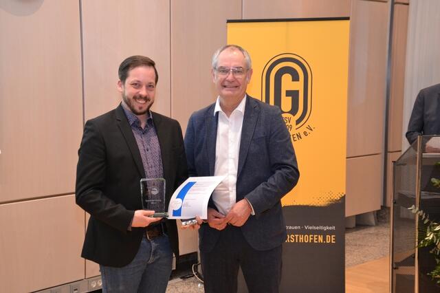 Stadtrat, 3. Präsident des TSV Gersthofen und Geehrter Jakob Kraus mit Bürgermeister Michael Wörle  | Foto: Peter Metzger