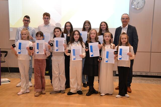 Bürgermeister Michael Wörle verlieh die Anstecknadel in Silber | Foto: Peter Metzger