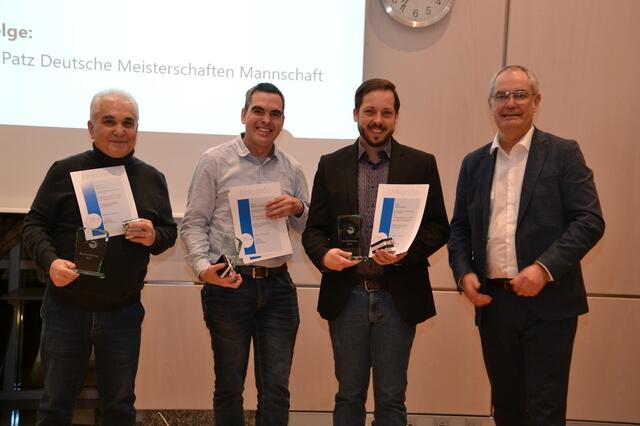 Die Mannschaft der Abteilung Boccia mit Ion Cirjan, Markus Schwab und Jakob Kraus (v.l.) für die Anstecknadel in Gold | Foto: Peter Metzger