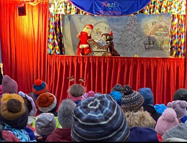 Das Kasperltheater auf dem ersten Bobinger Kinderweihnachtsmarkt begeisterte und erntete viel Applaus. | Foto: Stadt Bobingen