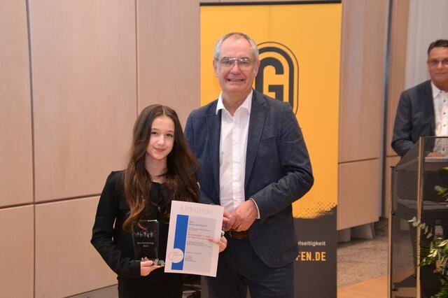 Anna Lena Schmid wurde nicht nur Sportlerin des Jahres 2024, sondern bekam auch die Anstecknadel in Gold von der Stadt Gersthofen | Foto: Peter Metzger