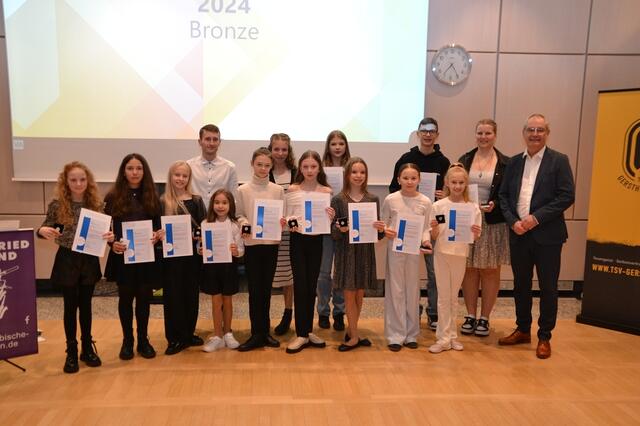 Die Anstecknadel in Bronze erhielten Sportlerinnen und Sportler aus den Abteilungen Badminton, Leichtathletik, Schwimmen und RSG | Foto: Peter Metzger