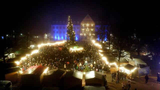  Der Bobinger Christkindlmarkt auf dem Rathausplatz erfreute sich an allen Tagen großer Beliebtheit. | Foto: Stadt Bobingen