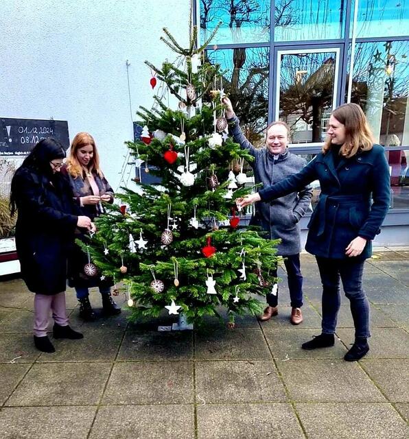 Neben Schulen, Kindergärten, Kommunionkindern und Vereinen beteiligte sich auch die Stadtverwaltung an der Baumaktion des Gewerbevereins und schmückte unter der Anleitung der Stabsstelle Nachhaltigkeit und Klimaschutz einen „Upcycling-Weihnachtsbaum“. | Foto: Stadt Bobingen