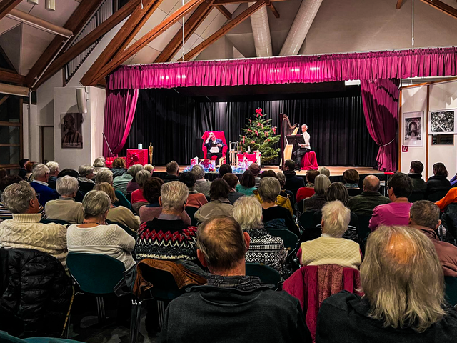 Franz Scherer liest Ludwig Thoma "Heilige Nacht" im Pfarrsaal von St. Jakob im Friedberg/Bayern. Musikalisch gestaltet von der ausgezeichneten Harfinistin Angelika Bubmann - 110 Zuschauer im voll besetzten Pfarrsaal | Foto: FSeventfoto