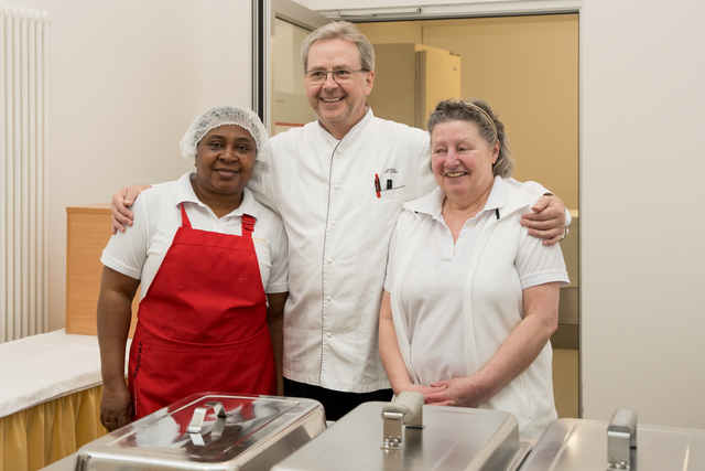 53. Dankesabend für "Friedberg Karitativ" im Friedberger Pallotti-Pfarrsaal - Gut gelauntes Service-Personal | Foto: FSeventfoto