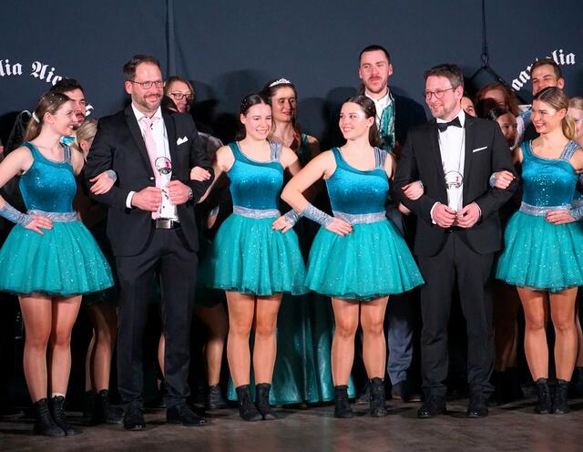 Der oft verwechselte Daniel Stadlmaier (zweiter von links) wurde als bester Doppelgänger des Zweiten Bürgermeisters Josef Dußmann (zweiter von rechts) mit einem Orden ausgezeichnet. Ein bisschen Spaß muss sein.