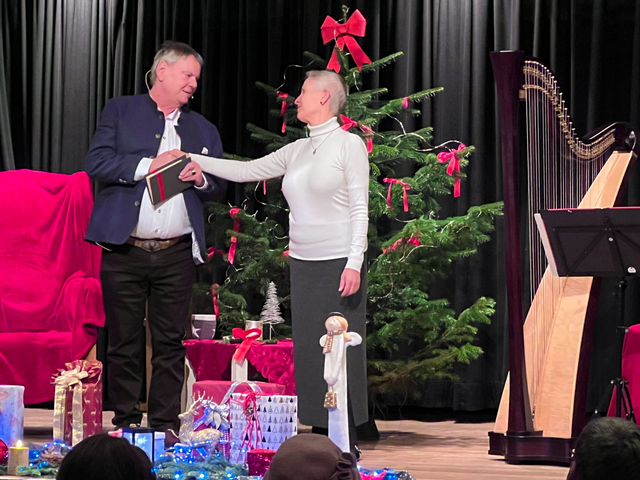 Franz Scherer liest Ludwig Thoma "Heilige Nacht" im Pfarrsaal von St. Jakob im Friedberg/Bayern. Musikalisch gestaltet von der ausgezeichneten Harfinistin Angelika Bubmann | Foto: FSeventfoto